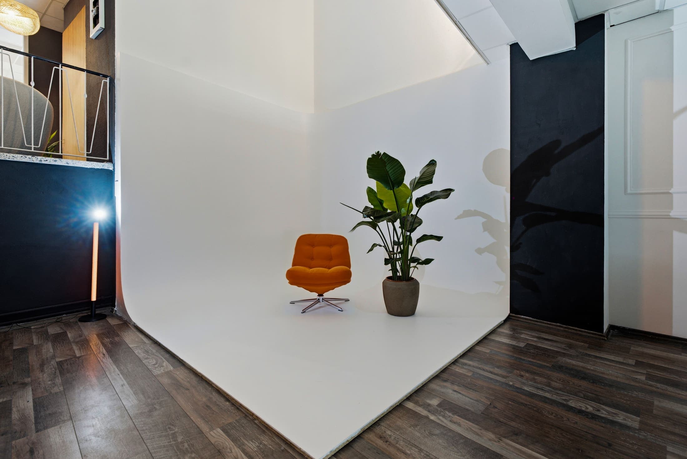Kompakte weiße Hohlkehle mit orangefarbenem Sessel und Pflanze